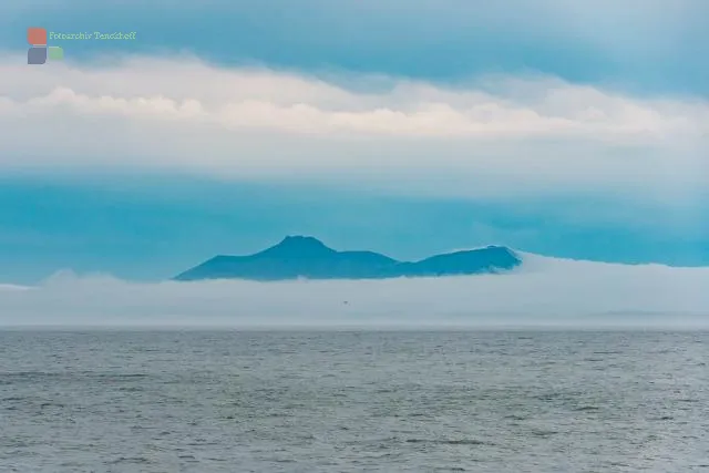 Kunashiri , die schwarze Insel im Nebel