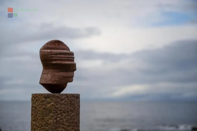 Die Skulptur "Kopf" von Markus Raetz in Eggum auf den Lofoten