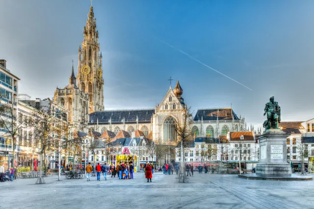 Die Liebfrauenkathedrale und das Rubensdenkmal