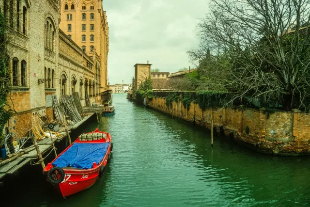 Canals, alleys and squares