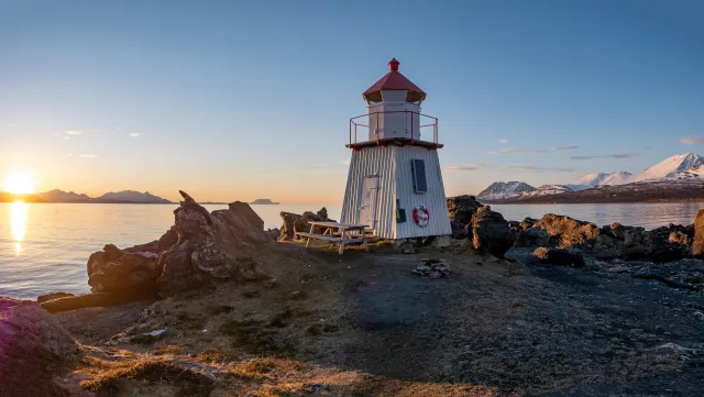 The lighthouse at the top of Lenangsøyra