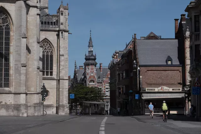 Gegenüber vom Rathaus in Löwen steht die spätgotische Sint Pieterskirche mit dem Abendmahlsaltar von Dierick Bouts, einem Maler der Flämischen Primitive.