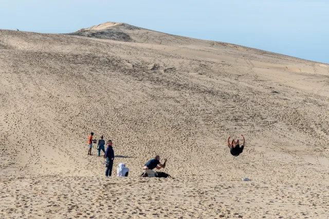 Salto rückwärts auf der Dune du Pilat