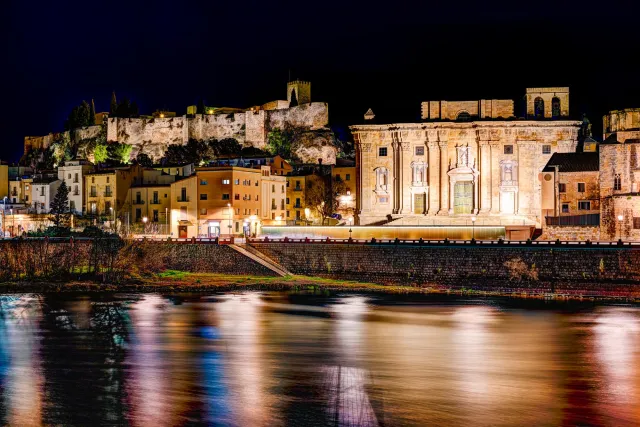 Castillo de la Suda und die Kathedrale von Tortosa über dem Fluss L'Ebre