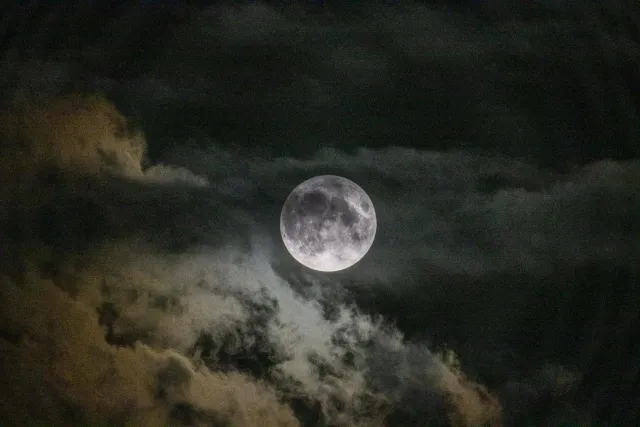 Der Vollmond mit Flugzeug am 30.08.2023