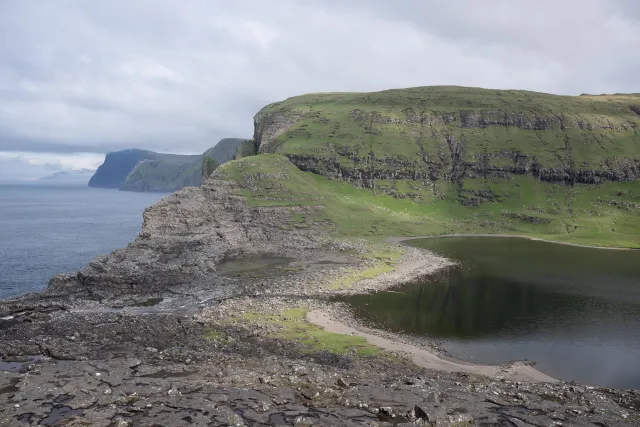 Der See Leitisvatn, der sich über einen Wasserfall in den Nordatlantik ergießt