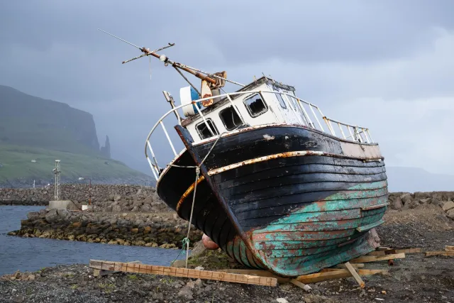 Schiffswrack im Hafen von Miðvágur